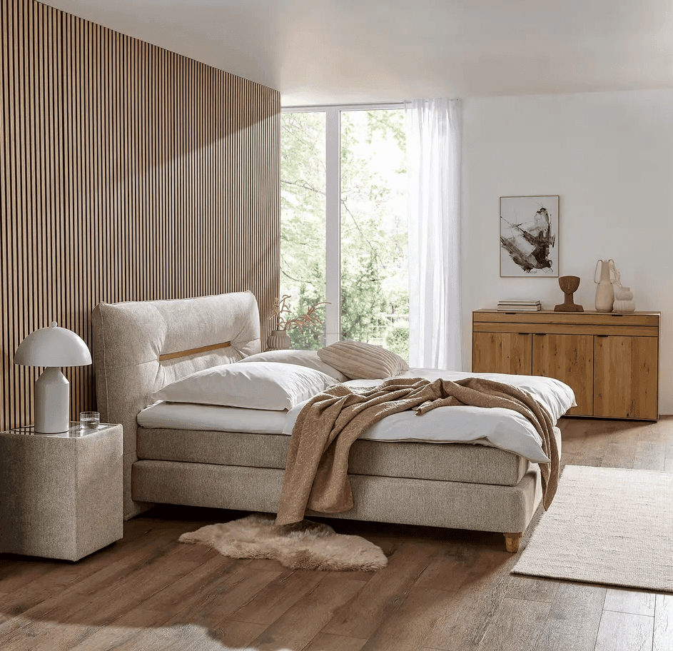 Geräumiges Schlafzimmer mit hellen Farben, Holzwänden, Doppelbett, minimalistischer Dekoration und natürlichem Licht.