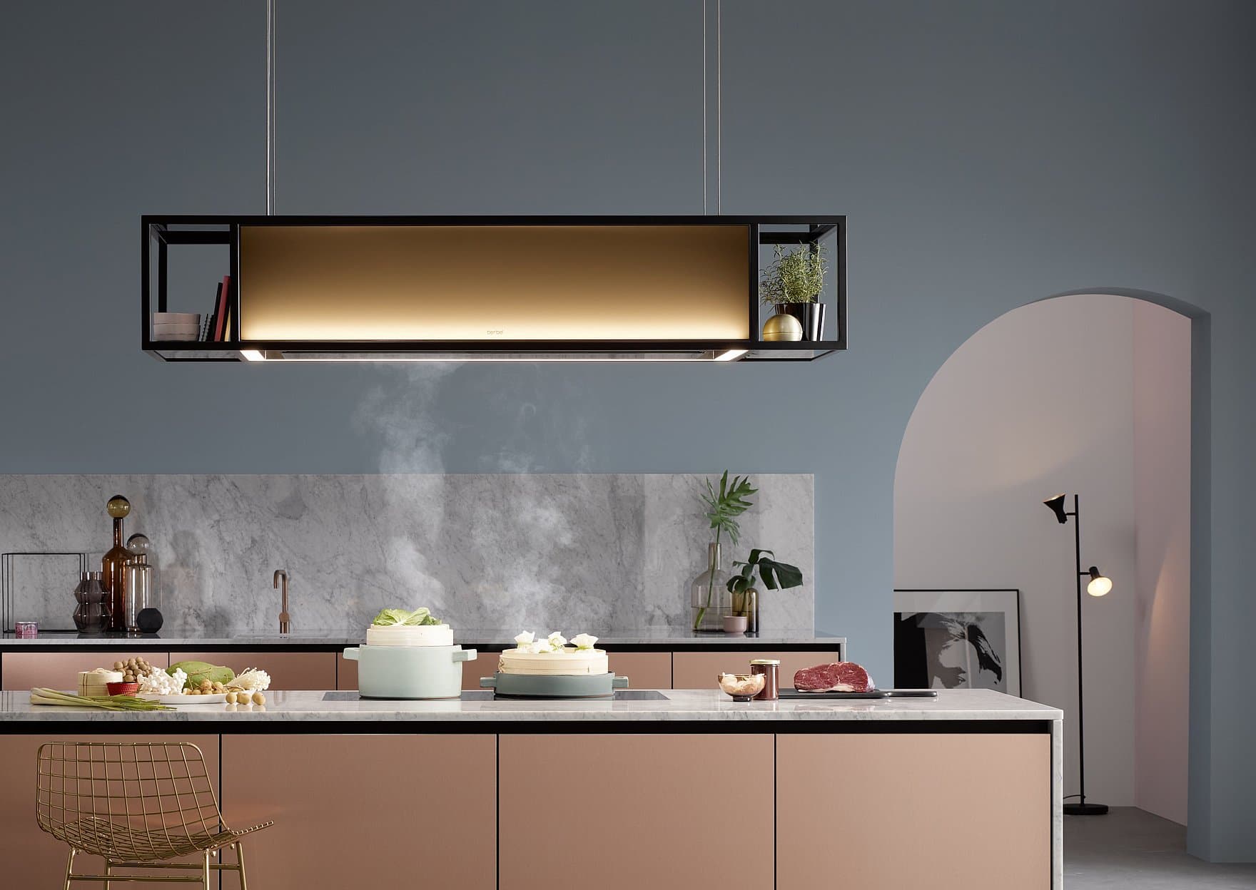 Moderne Küche mit einer großen, eleganten Kochinsel, schwebender Beleuchtung und sanften Dampf von frisch zubereitetem Essen.