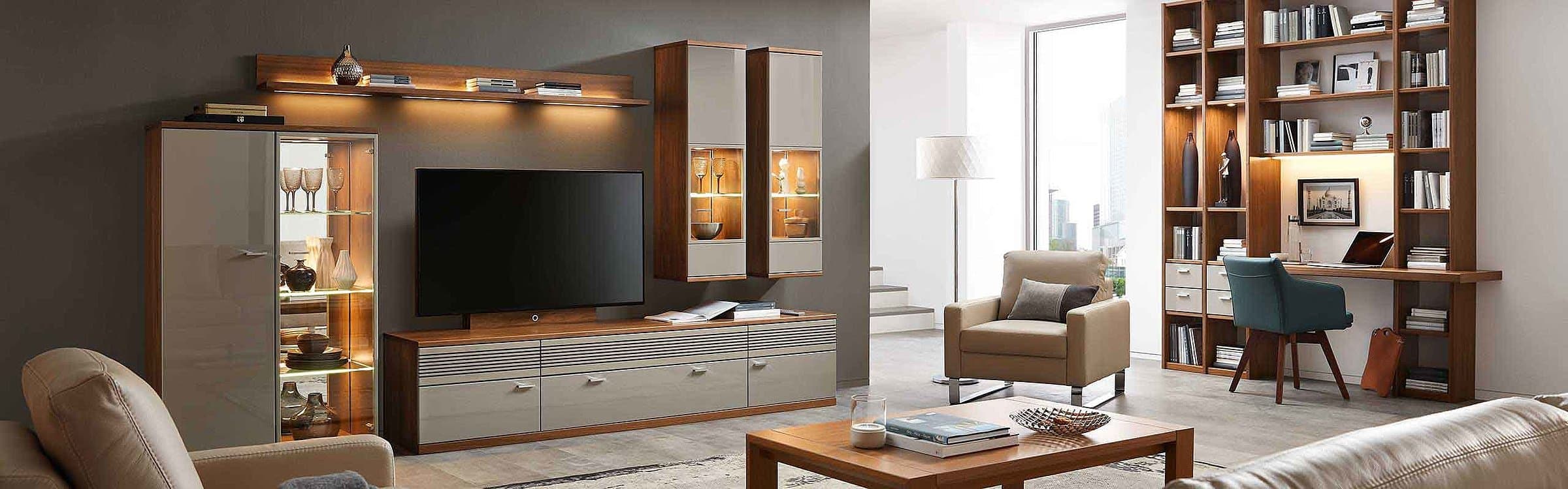 Wohnzimmer mit Sideboard, Vitrinen und Sessel