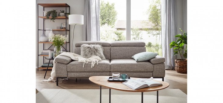886d741b99372eadb9cd245e2b2700cd39f3f6c4 natura 3 sitzer sofa hudson stoff hellgrau milieu 1