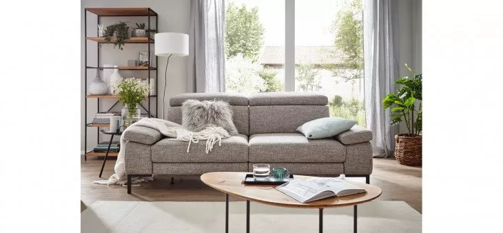 886d741b99372eadb9cd245e2b2700cd39f3f6c4 natura 3 sitzer sofa hudson stoff hellgrau milieu 1