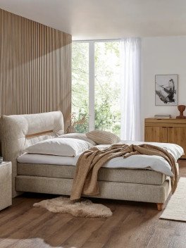 modernes helles Schlafzimmer mit Bett in Beige