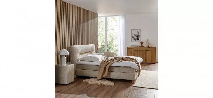 modernes helles Schlafzimmer mit Bett in Beige