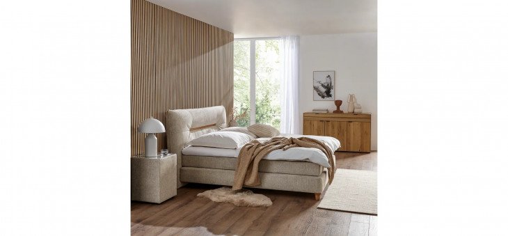 modernes helles Schlafzimmer mit Bett in Beige