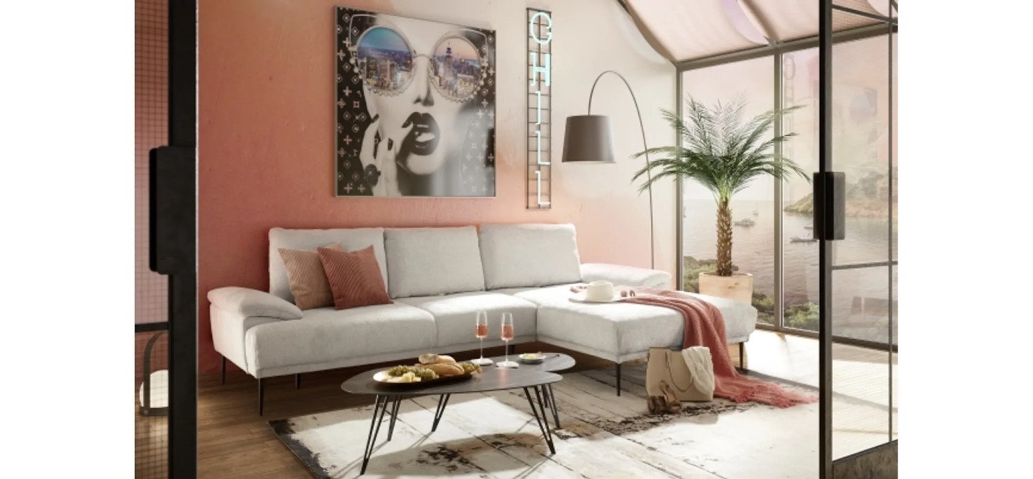 ad48a94f1174dc3f312ec4906a41c34688390a12 Ecksofa ENRIK hellgrau Couchtisch MARICA Milieu 2