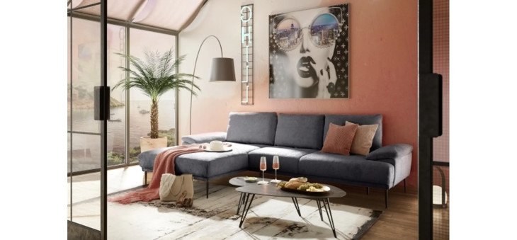 d5ec5831a734c82f6454d52d5506f60667653606 Ecksofa ENRIK links dunkelgrau Couchtisch MARICA Milieu 1