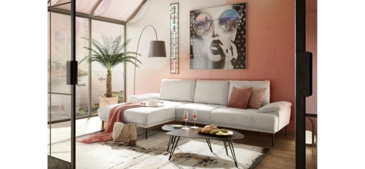66aaa582b1a3959ea216487f64e358d1e81980f7 Ecksofa ENRIK links hellgrau Couchtisch MARICA Milieu 2