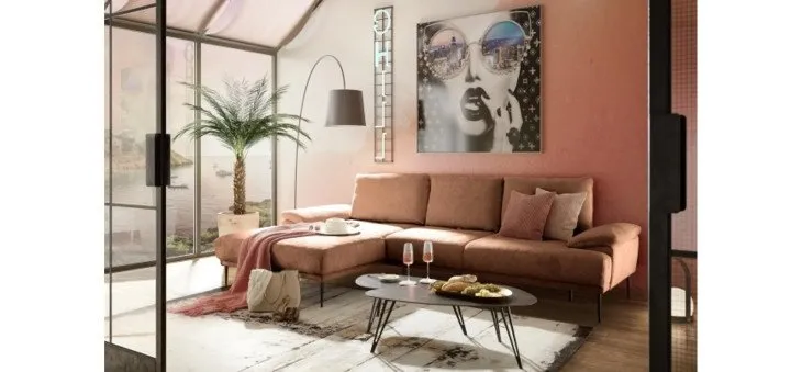 52e6132b575fb047981273d4e0717fb183d542a7 Ecksofa ENRIK links orange Couchtisch MARICA Milieu 1