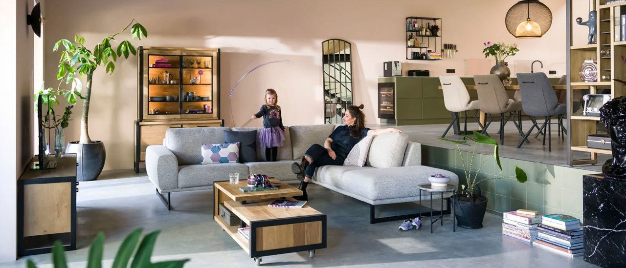 Modernes Wohnzimmer mit Holz Beistelltisch