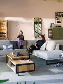 Modernes Wohnzimmer mit Holz Beistelltisch