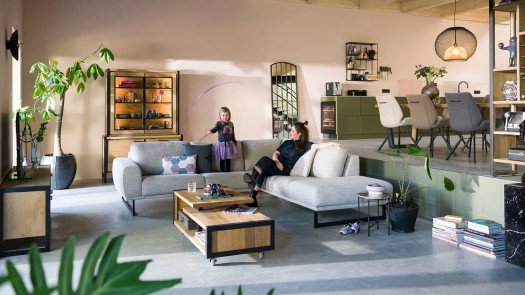 Modernes Wohnzimmer mit Holz Beistelltisch