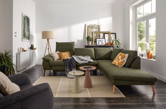 grüne Couch mit Beistelltisch