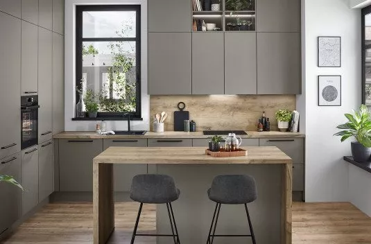 Küche mit Sitzgelegenheit moderne grifflose Fronten