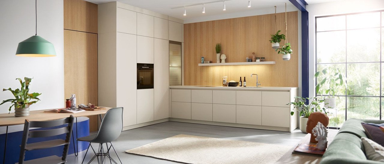 Moderne grifflose Küche weiß mit hellem Holz