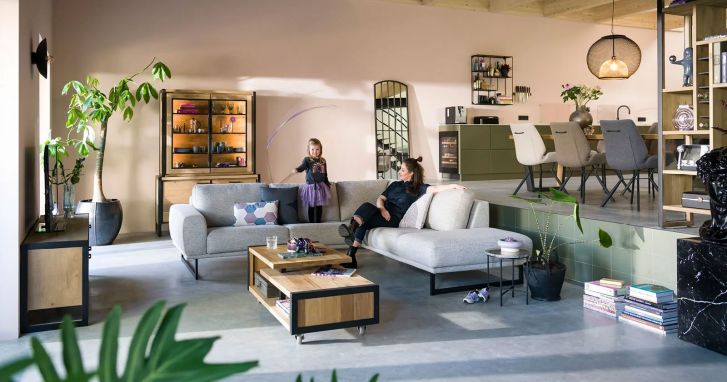 Modernes Wohnzimmer mit Holz Beistelltisch