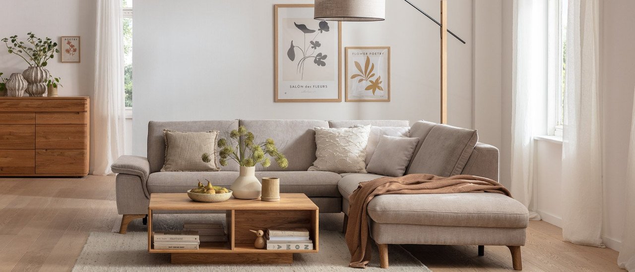 Hellgraues Ecksofa mit modernem holz Beistelltisch