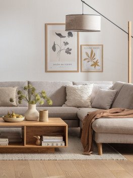 Hellgraues Ecksofa mit modernem holz Beistelltisch