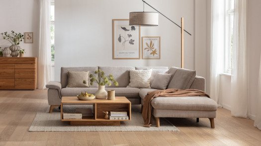Hellgraues Ecksofa mit modernem holz Beistelltisch