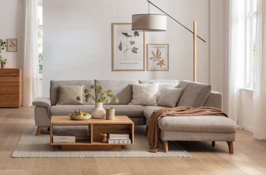 Hellgraues Ecksofa mit modernem holz Beistelltisch