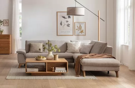 Hellgraues Ecksofa mit modernem holz Beistelltisch