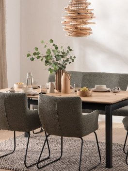 Esstisch mit Polstermöbel in hellem Zimmer