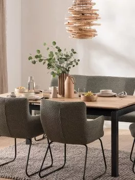 Esstisch mit Polstermöbel in hellem Zimmer