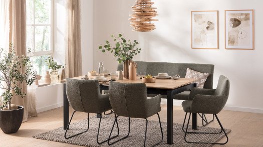 Esstisch mit Polstermöbel in hellem Zimmer