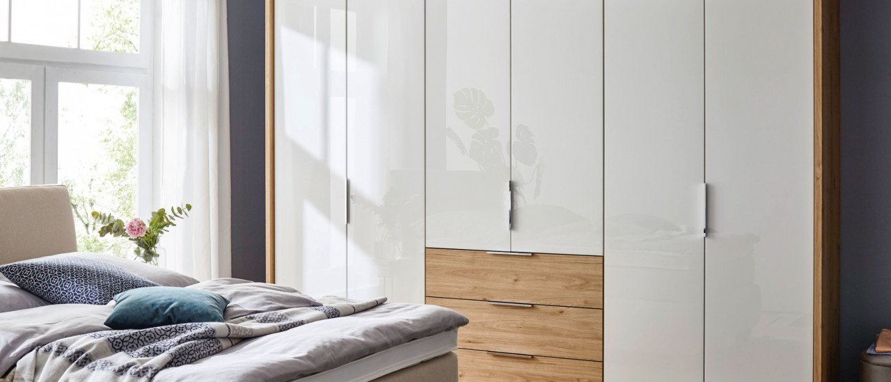 weißer Drehtürenschrank glänzend mit Holz Schubladen