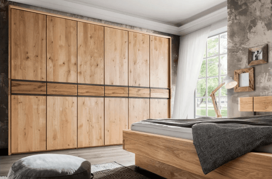 Kleiderschrank Massivholz grifflos mit Holzmaserung