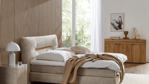 modernes helles Schlafzimmer mit Bett in Beige