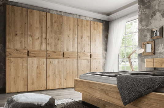 Kleiderschrank Massivholz dunkeles Holz mit Muster in grauen Schlafzimmer