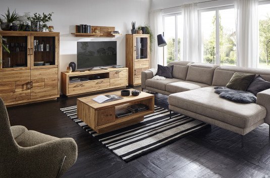 Wohnzimmer mit brauner Couch
