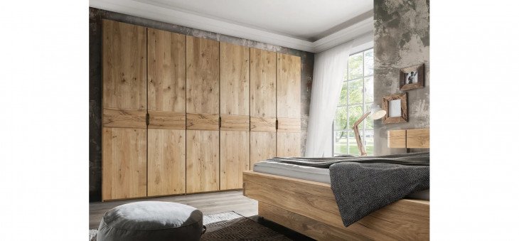 Kleiderschrank Massivholz dunkeles Holz mit Muster in grauen Schlafzimmer