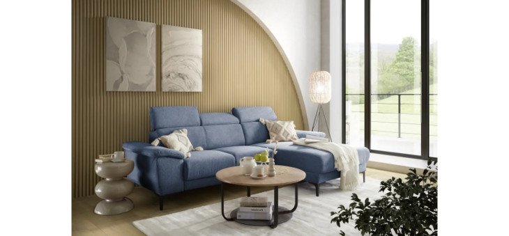 34febfdcad09f20558aa31ebaba67483a8216d06 Ecksofa EZRA blau Milieubild 1