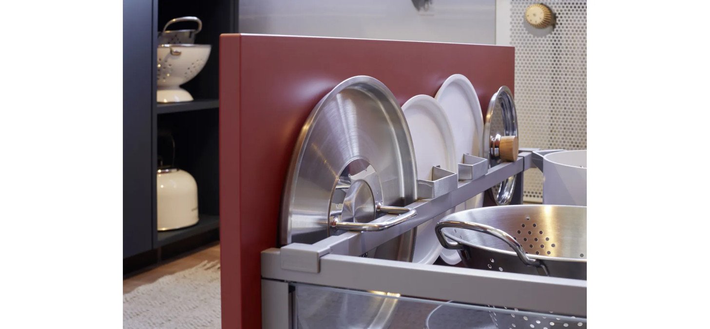 8ad0bad0556a76a2265d76385e4a78c68a40b1af CO Siena 4 522 Detail Topfdeckelhalter 1