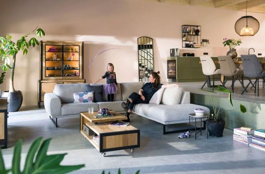 Modernes Wohnzimmer mit Holz Beistelltisch