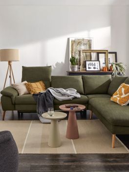 grüne Couch mit Beistelltisch