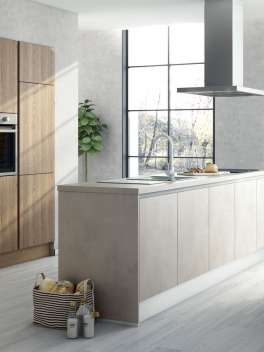 Elegante offene Kucheninsel mit Natursteinfront