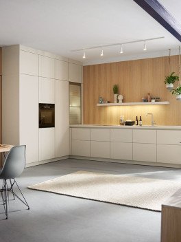 Moderne grifflose Küche weiß mit hellem Holz