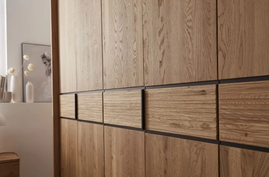 Kleiderschrank Massivholz grifflos mit Holzstruktur aus dunkelem Holz